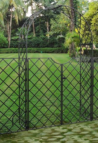 Metall Rosenbogen Bagatelle mit Tor und hohem Zaun