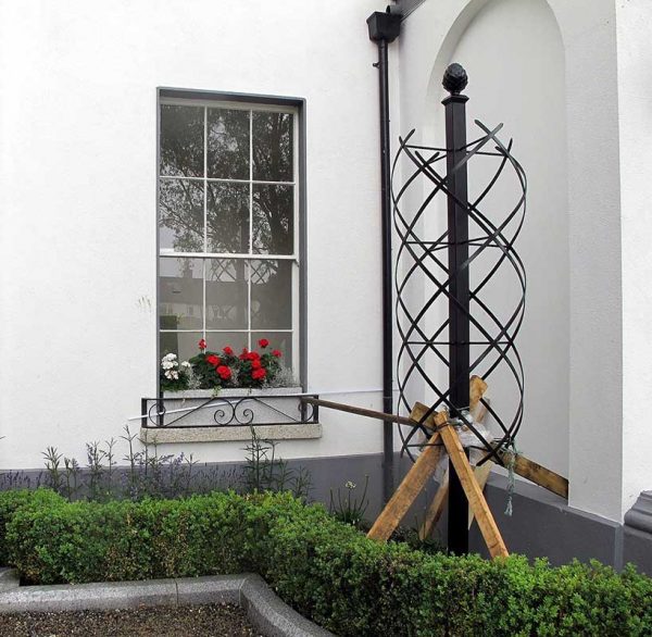 Installation of the Charleston Rose Obelisk by Classic Garden Elements