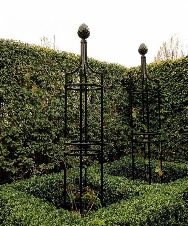 Formal border with a metal Garden Obelisk I by Classic Garden Elements