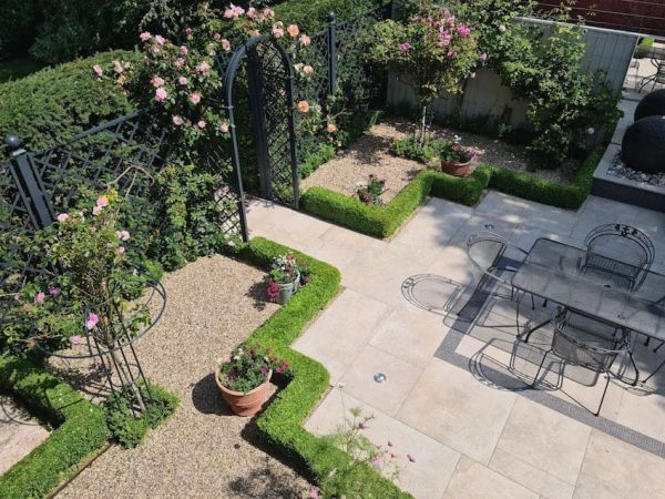 Metall Rosenschirm im Garten mit Rosenbogen