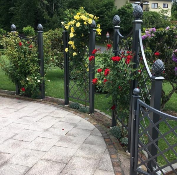 The Paravent Metal Railing Panel by Classic Garden Elements with roses