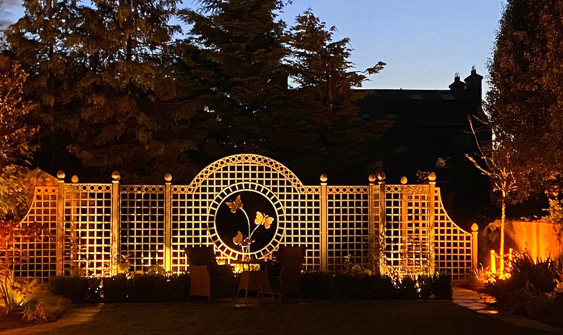 Metall-Trennwand-Garten-bei-Nacht