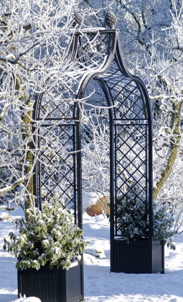Freestanding Brighton Garden Arch with two Versailles planters on a snowy day in Steinfurt