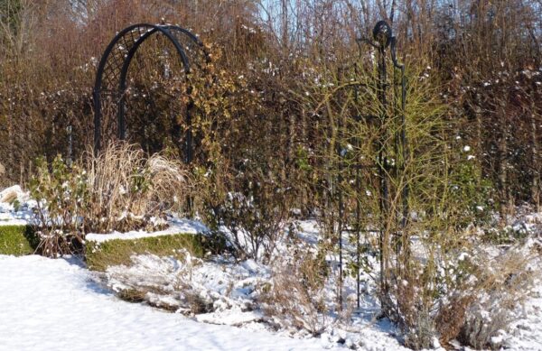 Rose arch Portofino and Obelisk II from Classic Garden Elements Winter picture