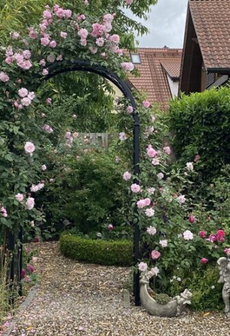 The distinguished ‘Portofino’ rose arch by Classic Garden Elements, elegantly featured in the Galarosa Garden in Bamberg, curated by Jeannette Frank