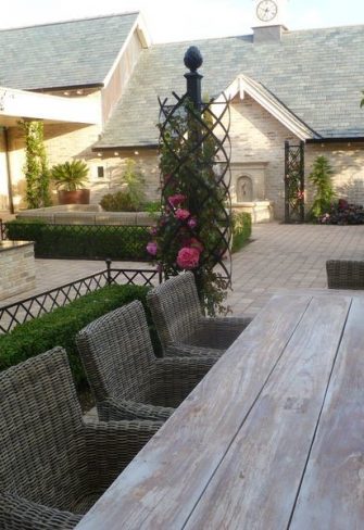 Exclusive, high-quality metal lawn edging by Classic Garden Elements giving structure to an outdoor space