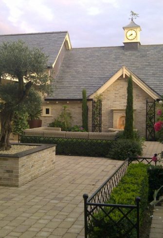 Elegant and stylish lawn edging by Classic Garden Elements, hot-dip galvanised and powder coated in black