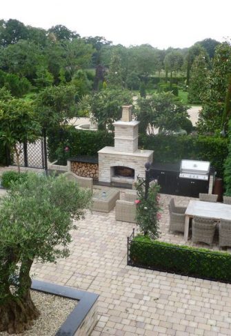 The Zürich lawn edging being used in a courtyard setting