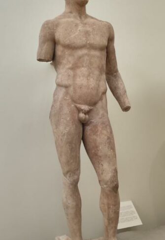 Delphic Statue of Agias – Detail view of the torso emphasizing chest and shoulder muscles
