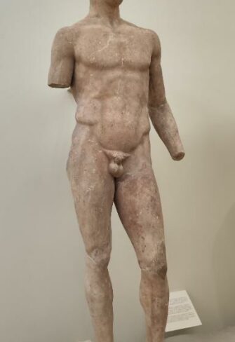 Delphic Statue of Agias – Three-quarter view of the statue highlighting the sculptural body proportions